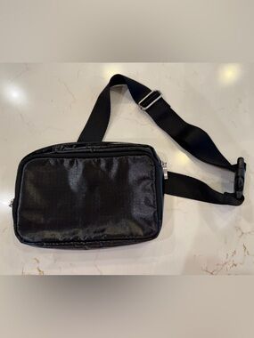 NWOT Baggallini Nylon Belt Bag with Adjustable Strap Metallic Black